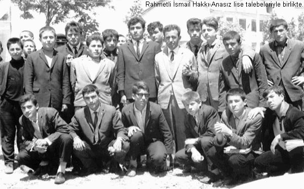 Rahmetli İsmail Hakky Anasyz lise talebeleriyle birlikte.