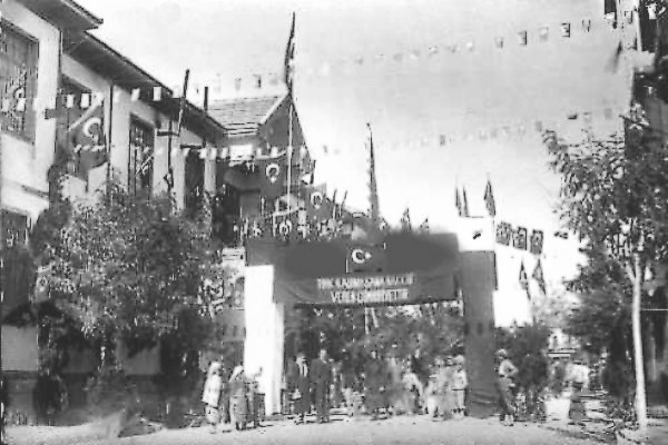 H�k�met Konağı �n�nde bir resm� bayram merasimi